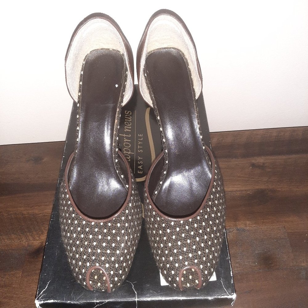 Peep-toe Pump